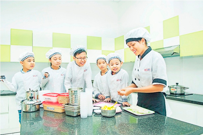 Các bé trực tiếp thực hành niềm đam mê dành cho ẩm thực cùng các chuyên gia.