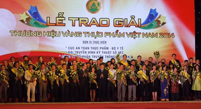 Đại diện các doanh nghiệp nhận giải thưởng Thương hiệu vàng thực phẩm Việt Nam năm 2014.