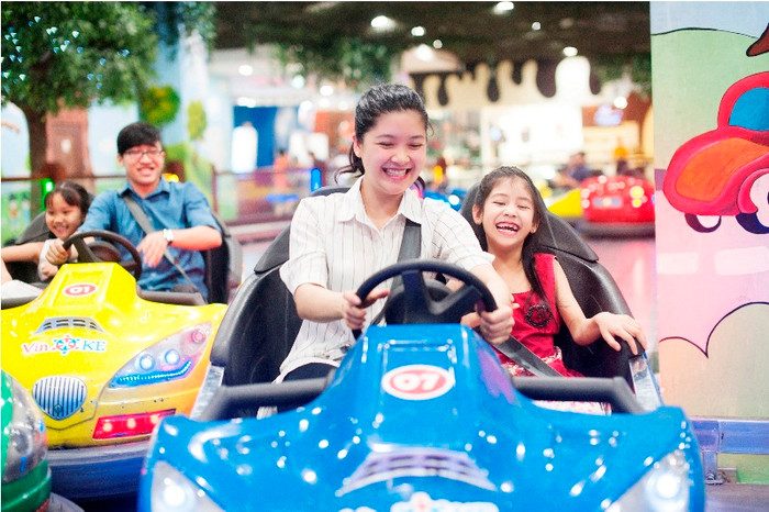 Cả gia đình có thể cùng tham gia các trò chơi Xe điện đụng, xem phim 5D, games dành cho gia đình.