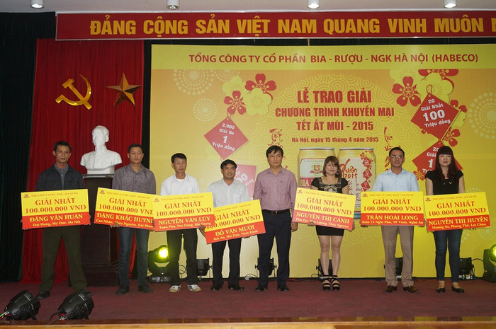 Đại diện ban lãnh đạo HABECO trao thưởng cho các khách hàng may mắn trúng giải nhất. Đại diện ban lãnh đạo HABECO trao thưởng cho các khách hàng may mắn trúng giải nhất.