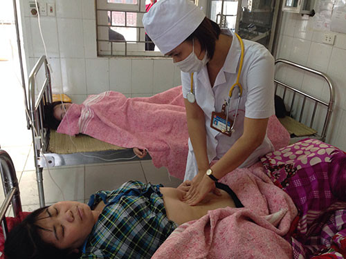 Công nhân đang được theo dõi tại Bệnh viện Đa khoa huyện Chương Mỹ, Hà Nội. Ảnh: Nam Phươn - Vnexpress. Công nhân đang được theo dõi tại Bệnh viện Đa khoa huyện Chương Mỹ, Hà Nội. Ảnh: Nam Phươn - Vnexpress.