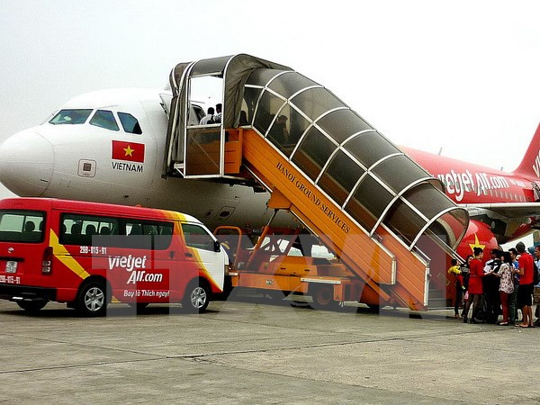 Máy bay của VietJet Air đón khách tại Sân bay Nội Bài. (Ảnh: Huy Hùng/TTXVN) Máy bay của VietJet Air đón khách tại Sân bay Nội Bài. (Ảnh: Huy Hùng/TTXVN)