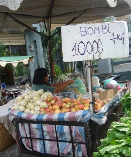 Táo đỏ xuất hiện trên phố với tên "Bom bi" . Táo đỏ xuất hiện trên phố với tên "Bom bi" .