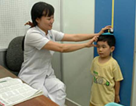 Đo chiều cao cho trẻ. Đo chiều cao cho trẻ.