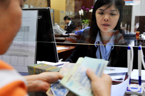 Nhân viên ngân hàng cho rằng lương thưởng thực tế không cao như thống kê. Ảnh minh họa: H.H Nhân viên ngân hàng cho rằng lương thưởng thực tế không cao như thống kê. Ảnh minh họa: H.H