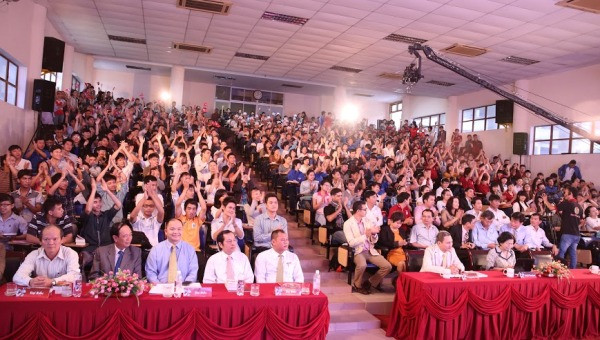 Hội trường cuộc thi Sáng tạo tương lai khu vực miền Trung chật kín người hồi hộp theo dõi các đội thi đấu. Hội trường cuộc thi Sáng tạo tương lai khu vực miền Trung chật kín người hồi hộp theo dõi các đội thi đấu.