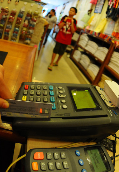 Nhiều chủ thẻ tín dụng dù đã hoàn tất thủ tục đóng thẻ và chấm dứt sử dụng nhưng vẫn chưa thể dứt nợ với ngân hàng - Ảnh: T.T.D. Nhiều chủ thẻ tín dụng dù đã hoàn tất thủ tục đóng thẻ và chấm dứt sử dụng nhưng vẫn chưa thể dứt nợ với ngân hàng - Ảnh: T.T.D.