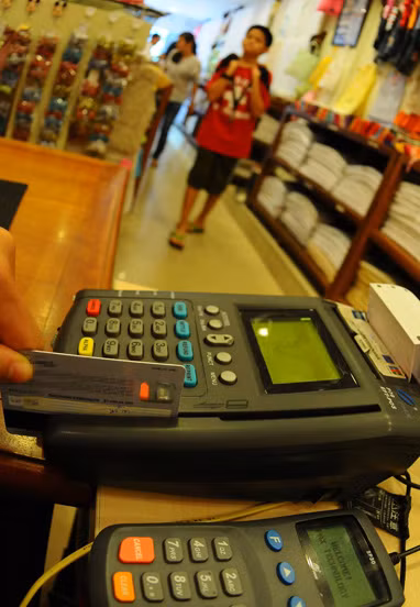 Nhiều chủ thẻ tín dụng dù đã hoàn tất thủ tục đóng thẻ và chấm dứt sử dụng nhưng vẫn chưa thể dứt nợ với ngân hàng - Ảnh: T.T.D.