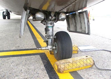 Một trong 2 chiếc lốp càng trước của máy bay ATR 72 bị rơi. Một trong 2 chiếc lốp càng trước của máy bay ATR 72 bị rơi.