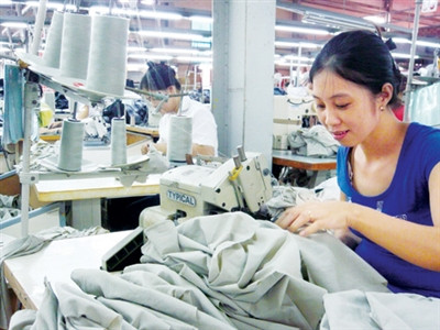 Kẻ khóc người cười là tâm trạng thưởng Tết 2014 (trong ảnh công nhân may mặc ở một DN FDI tại Hà Nội). Ảnh: Phong Cầm. Kẻ khóc người cười là tâm trạng thưởng Tết 2014 (trong ảnh công nhân may mặc ở một DN FDI tại Hà Nội). Ảnh: Phong Cầm.