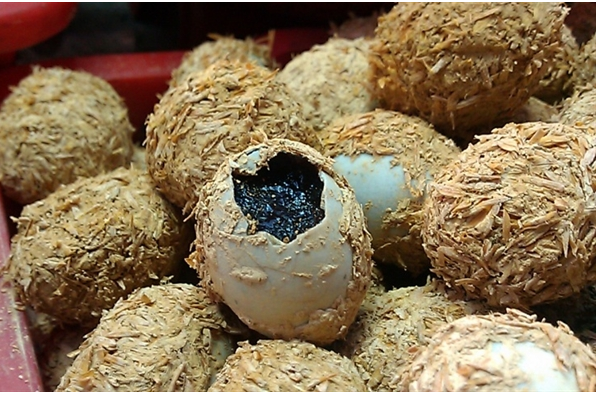 Do sử dụng nguồn trứng trôi nổi không có kiểm dịch từ cơ quan thú y, cũng như ngâm hóa chất độc hại nên có giá thành thấp và giá bán ra cũng thấp hơn sản phẩm cùng loại khoảng 1.000 đồng/trứng. Ảnh minh họa. Do sử dụng nguồn trứng trôi nổi không có kiểm dịch từ cơ quan thú y, cũng như ngâm hóa chất độc hại nên có giá thành thấp và giá bán ra cũng thấp hơn sản phẩm cùng loại khoảng 1.000 đồng/trứng. Ảnh minh họa.