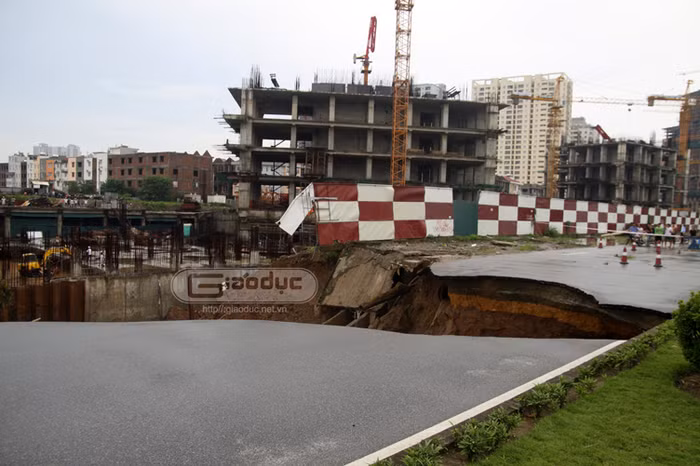 Theo ông Bùi Trung Dung, Phó Cục trưởng Cục Giám định Chất lượng công trình xây dựng (Bộ Xây dựng), vụ sụt lún gây thiệt hại khoảng 2 tỉ đồng.