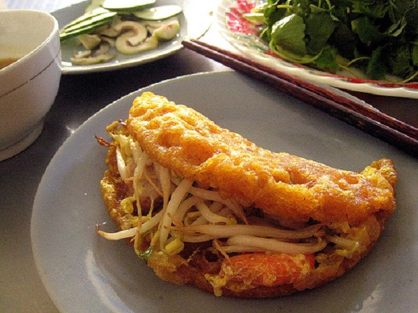 3. Bánh khoái (Huế) Đúng như tên gọi của loại bánh này, ăn bánh khoái chắc chắn bạn sẽ thấy rất thú vị. Trước tiên, bột gạo sẽ được khuấy trong nước lạnh, pha thêm một chút muối và đường thắng để bánh có màu bắt mắt. Ảnh: dmz.com