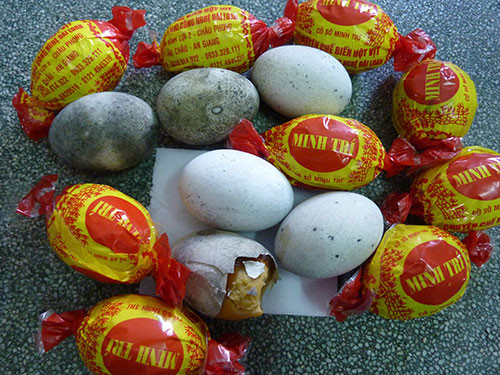Trứng bắc thảo ngâm hóa chất độc hại bị cơ quan chức năng thu giữ Trứng bắc thảo ngâm hóa chất độc hại bị cơ quan chức năng thu giữ