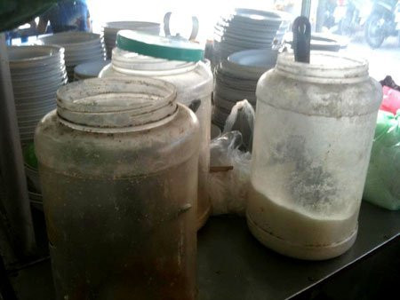 Những lọ nhựa đựng gia vị chế biến đầy dầu mỡ, cáu bẩn. Những lọ nhựa đựng gia vị chế biến đầy dầu mỡ, cáu bẩn.