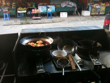 Chảo dầu chiên bánh đen kịt vì đã được sử dụng nhiều lần. Những chảo dầu chiên bánh này còn được tận dụng từ ngày này qua ngày khác để... tiết kiệm chi phí. Chảo dầu chiên bánh đen kịt vì đã được sử dụng nhiều lần. Những chảo dầu chiên bánh này còn được tận dụng từ ngày này qua ngày khác để... tiết kiệm chi phí.