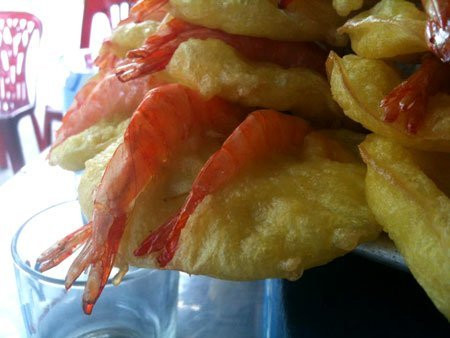 Mâm bánh đều được để "lộ thiên" không dụng cụ che đậy, hứng đầy bụi đường. Quan sát kỹ, món đặc sản Hà thành ngoài tôm còn có cả...tóc. Mâm bánh đều được để "lộ thiên" không dụng cụ che đậy, hứng đầy bụi đường. Quan sát kỹ, món đặc sản Hà thành ngoài tôm còn có cả...tóc.