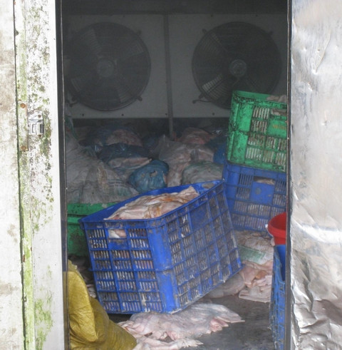 Kho hàng và các dụng cụ chứa đều rất mất vệ sinh. Kho hàng và các dụng cụ chứa đều rất mất vệ sinh.