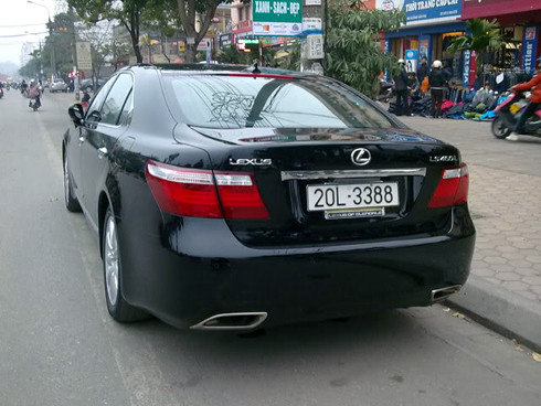 Biển lặp đuôi "phát - phát" dành cho Lexus LS460. Ảnh: Otofun Biển lặp đuôi "phát - phát" dành cho Lexus LS460. Ảnh: Otofun