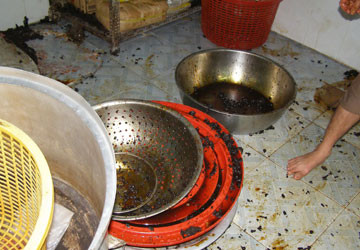 Nơi sản xuất khô bò mất vệ sinh của bà Bùi Thị Ngọc Hậu. Nơi sản xuất khô bò mất vệ sinh của bà Bùi Thị Ngọc Hậu.