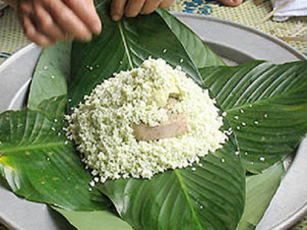 Để làm được bánh tét ngon, người làm phải trải qua nhiều công đoạn. Từ khâu đem nếp đi vo, để ráo nước, sau đó trộn đều với lá rau ngót để tạo màu tươi và có mùi thơm. Tất cả những nguyên liệu này sau khi đã qua sơ chế được gói trong lá chuối.