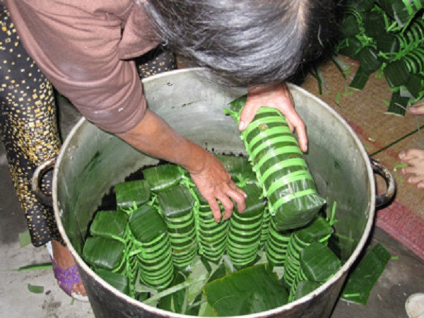 Sau đó, đem đi luộc. Bánh đánh giá là gói khéo khi bánh tròn đều, buộc chặt, nhân bánh nằm chính giữa.