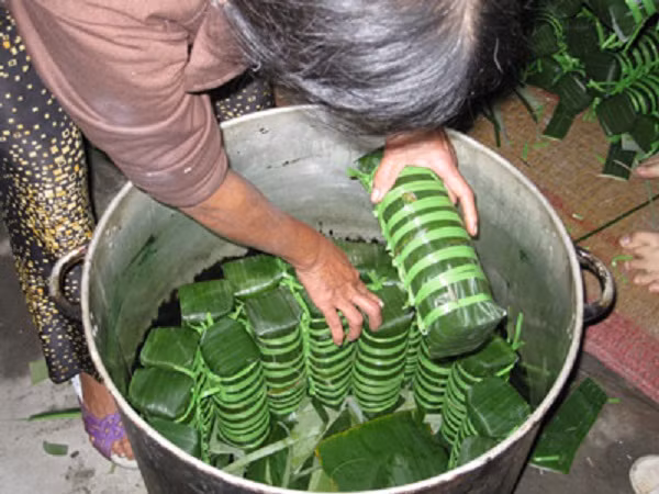 Sau đó, đem đi luộc. Bánh đánh giá là gói khéo khi bánh tròn đều, buộc chặt, nhân bánh nằm chính giữa.