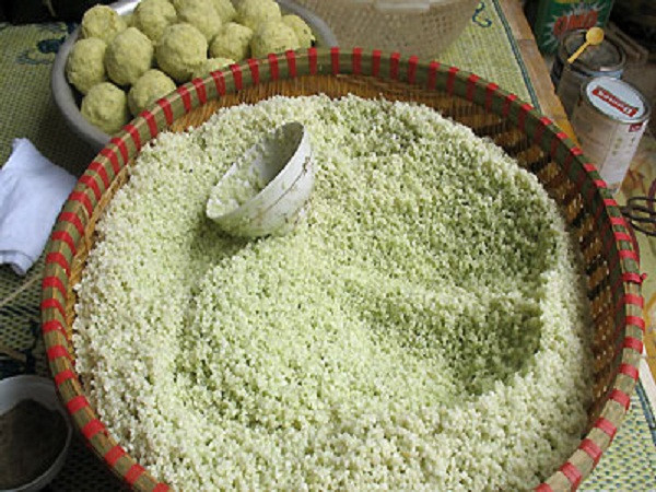 Nguyên liệu chính: gạo nếp, thịt nạc, mỡ heo, lòng đỏ trứng vịt muối, đậu xanh, lá chuối hoặc lá dong, rau ngót.