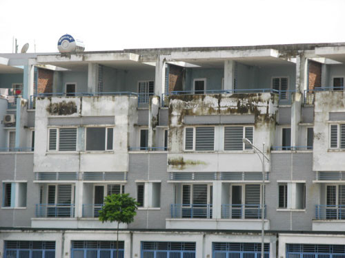 Cả hàng chục dãy biệt thự bỏ hoang bị nấm mốc, sụt lún Cả hàng chục dãy biệt thự bỏ hoang bị nấm mốc, sụt lún
