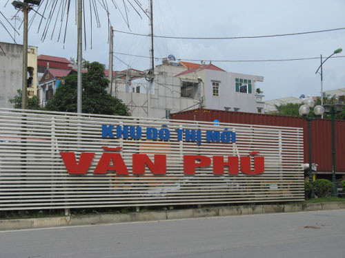 Cả hàng chục dãy với hàng trăm ngôi biệt thự sang trọng thời hoàng kim có giá trị 20 – 25 tỷ đồng/căn, hiện giá trị giảm xuống một nửa, nhưng quạnh hiu không một bóng người. Chủ đầu tư cắt cử người bảo vệ tránh nghiện hút, trộm cắp, thậm chí cấm quay phim, chụp ảnh… Cả hàng chục dãy với hàng trăm ngôi biệt thự sang trọng thời hoàng kim có giá trị 20 – 25 tỷ đồng/căn, hiện giá trị giảm xuống một nửa, nhưng quạnh hiu không một bóng người. Chủ đầu tư cắt cử người bảo vệ tránh nghiện hút, trộm cắp, thậm chí cấm quay phim, chụp ảnh…