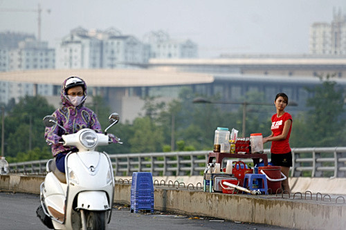 Tuy chiếc cầu làm chưa xong, nhưng nhiều phương tiện đã lưu thông qua đây.