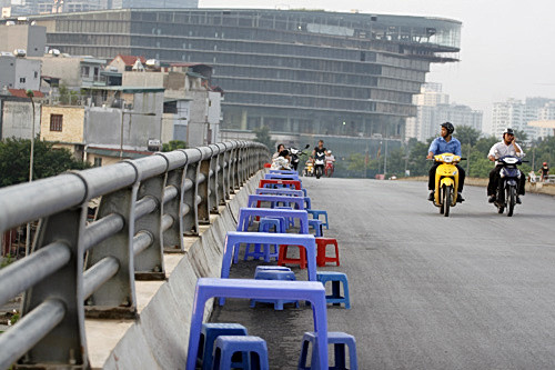 Hàng quán dựng trên cầu vượt từ sáng tới chiều trên cầu vượt Mễ Trì, gây mất trật tự và ảnh hưởng mỹ quan. Đây là cây cầu thi công dang dở, chưa khánh thành.