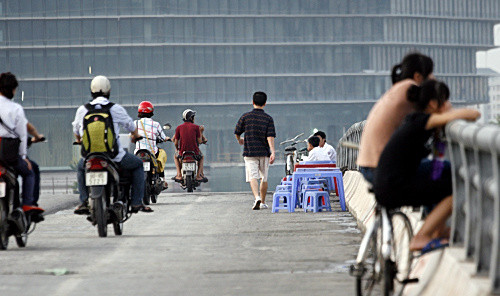 Chiếm hết lối đi bộ của người dân và các phương tiện khác.