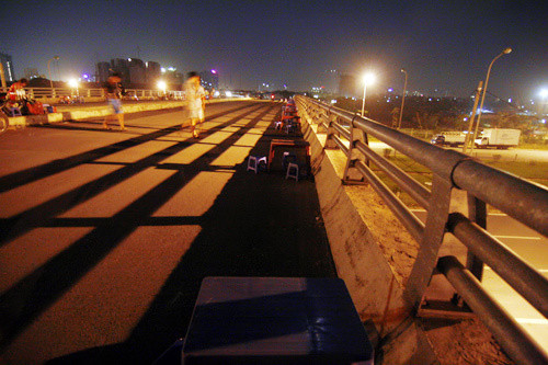 Nhiều thanh niên chọn cho mình địa điểm này để uống nước.