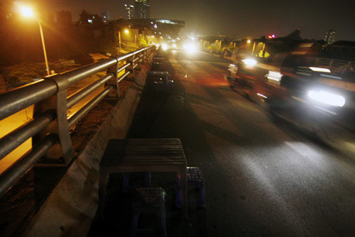 Buổi tối trên cầu xe cộ đi lại khá nhộn nhịp.