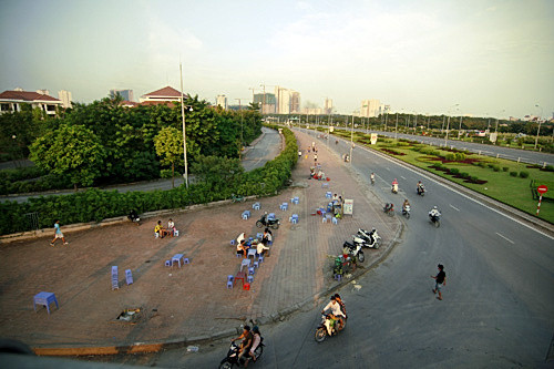 Phía dưới chân cầu, đoạn gần cổng Trung tâm Hội nghị Quốc gia, nhiều quán nước cũng mọc lên.