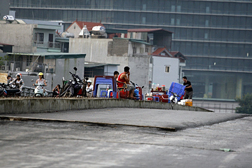 Giữa cầu là nơi pha chế nước.