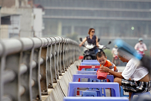 Cách vài mét lại có một quán nước mọc lên, kèm theo đó là hàng loạt xe máy dựng trên cầu.