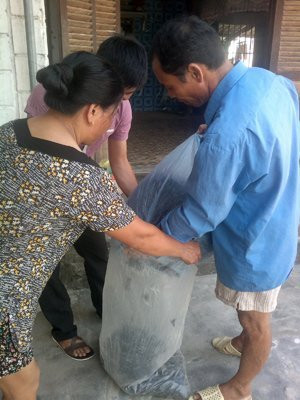 Đóng bao, cân số lượng để chuẩn bị gửi ra Hải Phòng cho đầu nậu để bán sang TQ. Đóng bao, cân số lượng để chuẩn bị gửi ra Hải Phòng cho đầu nậu để bán sang TQ.