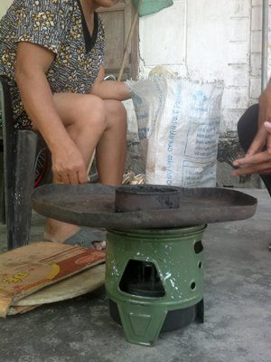 Dụng cụ nấu mồi nhử là chiếc bếp dầu. Khi đi săn phải đưa toàn bộ dụng cụ ra đồng, đun cho mồi bốc khói thu hút ong. Dụng cụ nấu mồi nhử là chiếc bếp dầu. Khi đi săn phải đưa toàn bộ dụng cụ ra đồng, đun cho mồi bốc khói thu hút ong.