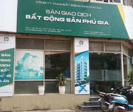 Sàn bất động sản Phú Gia kê bên cũng là "nạn nhân", vết tích vẫn còn lưu lại. Ảnh: Minh Tùng. Sàn bất động sản Phú Gia kê bên cũng là "nạn nhân", vết tích vẫn còn lưu lại. Ảnh: Minh Tùng.