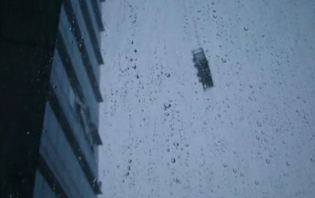 Chiếc lồng sắt bị gió thổi, liên tục đập vào vách kính khu văn phòng. Ảnh chụp từ clip. Chiếc lồng sắt bị gió thổi, liên tục đập vào vách kính khu văn phòng. Ảnh chụp từ clip.