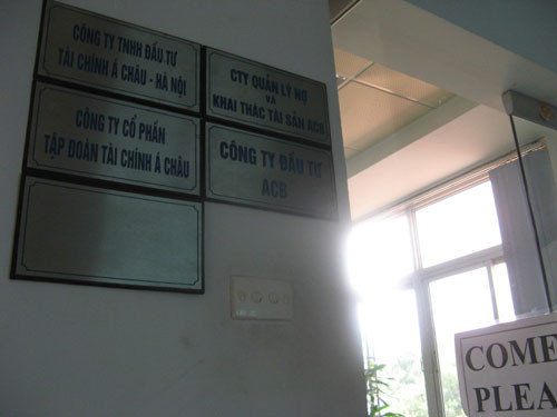 Theo quan sát của PV, công ty này vẫn hoạt động bình thường, trụ sở là một tòa nhà 7 tầng, khá nhiều khách hàng ra vào giao dịch, phía bên ngoài công có tới 7 – 8 nhân viên bảo vệ đứng ngồi. PV dựng xe xin đăng ký lên Công ty TNHH Đầu tư Tài chính Á Châu Hà Nội thì được một bảo vệ hướng dẫn lên tầng 6 Theo quan sát của PV, công ty này vẫn hoạt động bình thường, trụ sở là một tòa nhà 7 tầng, khá nhiều khách hàng ra vào giao dịch, phía bên ngoài công có tới 7 – 8 nhân viên bảo vệ đứng ngồi. PV dựng xe xin đăng ký lên Công ty TNHH Đầu tư Tài chính Á Châu Hà Nội thì được một bảo vệ hướng dẫn lên tầng 6