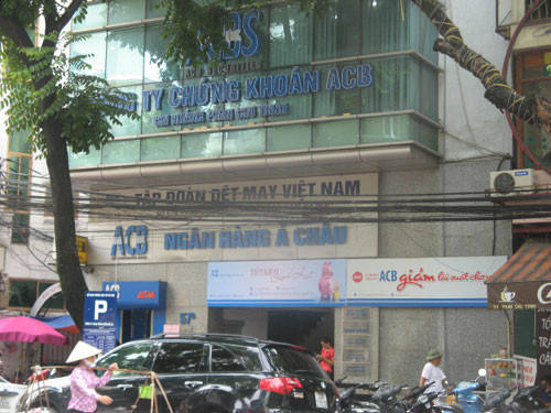 Chị Lý, một người dân bán quán nước ven đường đối diện trụ sở Công cho biết, em thấy mấy hôm nay lượng khách đến trụ sở công ty này đông hẳn. Nhất là hôm qua, ô tô xe máy đậu một dãy dài, kín vỉa hè bên đó… Hỏi ra, mới biết, giám đốc công ty bị bắt vì kinh doanh trái phép. Chị Lý, một người dân bán quán nước ven đường đối diện trụ sở Công cho biết, em thấy mấy hôm nay lượng khách đến trụ sở công ty này đông hẳn. Nhất là hôm qua, ô tô xe máy đậu một dãy dài, kín vỉa hè bên đó… Hỏi ra, mới biết, giám đốc công ty bị bắt vì kinh doanh trái phép.