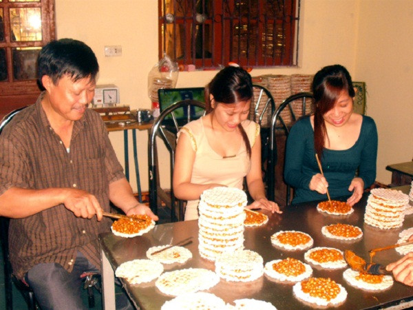 Làm bánh cu đơ ngon không cầu kỳ nhưng đòi hỏi kỹ thuật điêu luyện. Mật được đun sôi, cho một ít gừng thái nhỏ và lạc rang vào rồi khuấy đều để lạc không bị chìm xuống đáy nồi và bị cháy. Cứ khuấy đều tay đến khi nào ngửi thấy mùi thơm. Sau đó, người thợ múc hỗn hợp đã nấu và cho vào bánh tráng, nhỏ lên bề mặt một ít mạch nha cho kẹo có mùi thơm và đặt lên bề mặt một lớp bánh tráng như vậy là đã hoàn thành.