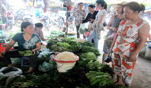 Giá xăng tăng cộng với mưa bão khiến thực phẩm tăng giá kép (ảnh NH) Giá xăng tăng cộng với mưa bão khiến thực phẩm tăng giá kép (ảnh NH)