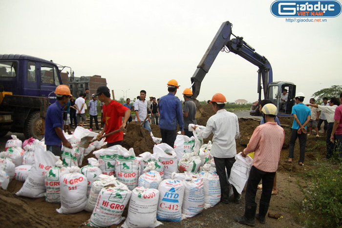 Cả trăm bao cát đã được đóng và đang được dùng để chặn nước Cả trăm bao cát đã được đóng và đang được dùng để chặn nước
