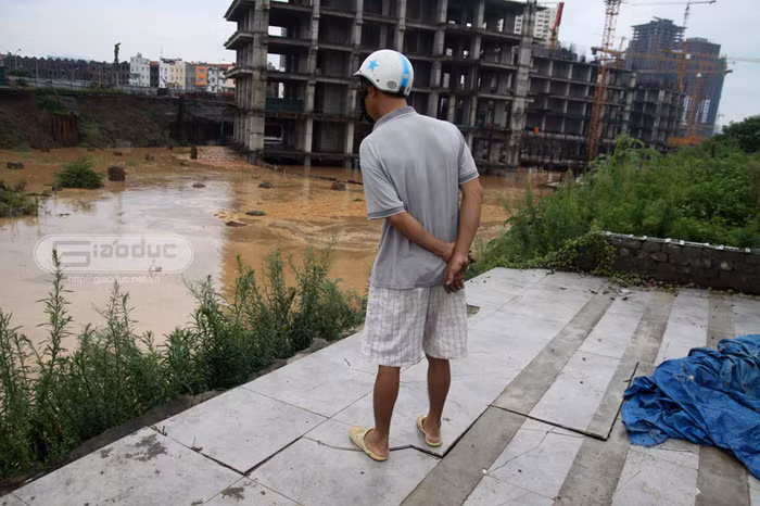 Nguyên nhân ban đầu được xác định là do phần taluy từ công trình khu đô thị Sông Đà (Công ty Sông Đà Thăng Long) thi công quá lâu, chưa gia cố khiến phần cống dẫn nước khu đô thị này ra hồ sinh thái Nam Cường bị vỡ. Những ngày qua mưa lớn, lượng nước chảy mạnh, xoáy vào bờ taluy hướng ra đường dẫn đến sụt lún.