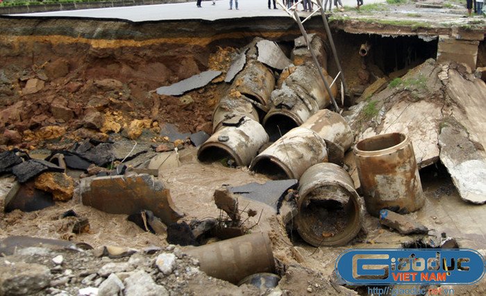 Hàng trăm khúc cống cỡ lớn nằm ngổn ngang dưới hố sâu. Hàng trăm khúc cống cỡ lớn nằm ngổn ngang dưới hố sâu.