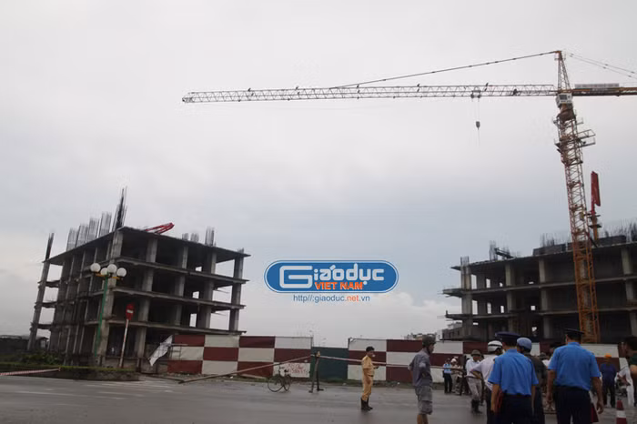 Ngay trong buổi sáng nay Sở Giao thông vận tải Hà Nội đã có mặt tại hiện trường xảy ra vụ việc để xem xét, đánh giá mức độ của vụ sụt lún này.